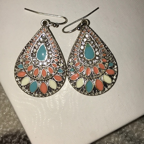 Jewelry - NWOT Sparkly Dangling Earrings